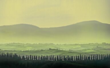 Tam na wzgórzu wśród skał, stary krzyż kiedyś stał tekst